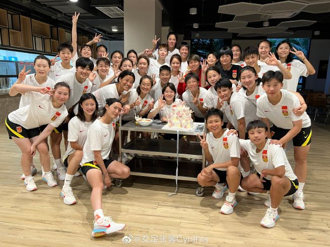 【比赛焦点瞬间】第23分钟，阿森纳连续攻势，热苏斯禁区内低射，这球被卡明斯基没收。
